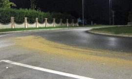 Montecosaro, grano sulla rotatoria nella notte