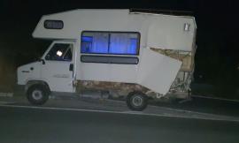 Paura in superstrada: auto tampona camper a gpl
