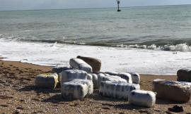 Carico di droga abbandonato in spiaggia: carabinieri trovano gommone con 7 quintali di marijuana -FOTO
