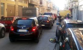 Civitanova, nonostante due stalli dedicati, si scarica in mezzo alla strada