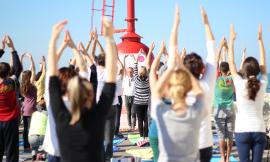 A Civitanova torna lo yoga in spiaggia: quarto appuntamento con il Sì Yoga tour