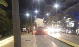 Civitanova, paura sul lungomare nord: camion contromano sulla pista ciclabile