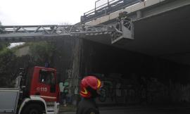 Civitanova, calcinacci dal cavalcavia della superstrada: nessun ferito