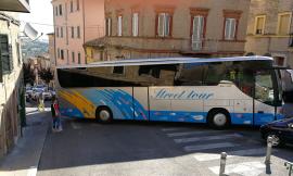 Macerata, pullman sbaglia strada e resta bloccato sulle "Fosse"