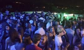 In centinaia alla piscina de La Filarmonica per il Maracuja XXL, Buratti: "Obiettivo raggiunto. Questa è la Macerata che vive e vuole divertirsi"