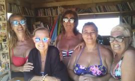 Civitanova, quella piccola casetta sul lungomare Sud: riciclo, solidarietà e una biblioteca gratuita sul mare