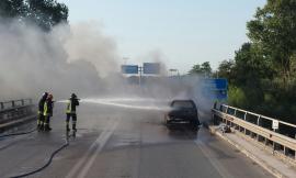 Auto a gpl in fiamme sul ponte Chienti a Civitanova: in salvo la famiglia che era a bordo
