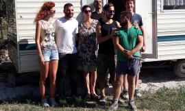 Solidarietà fra terremotati e cuore grande: signora di Camerino dona la sua casetta su ruote a una famiglia di Amatrice