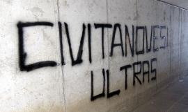Civitanova, i sottopassi del lungomare nord tra scritte e immondizia