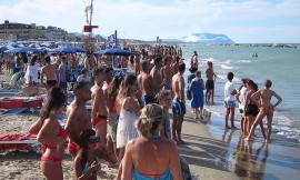 Civitanova, nuota al largo col mare mosso: intervengono i soccorritori