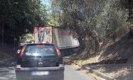 Civitanova Alta, qualche disagio per un camion bloccato in curva