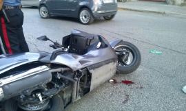 Civitanova, auto contro moto in via D'Annunzio: ferita una coppia