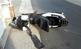 Civitanova, scontro nel pomeriggio con auto: scooter finisce contro una casa
