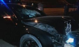 Civitanova, auto sbanda e sfonda il portone blindato di una casa: tre feriti