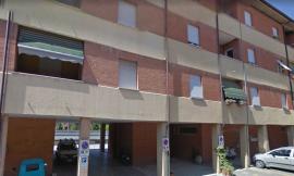 L'appello dei residenti in via Proietti a Tolentino: "Fateci rientrare in casa. Sono danni lievi. Perchè non iniziano i lavori?"