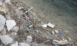 Civitanova, discarica a cielo aperto in un angolo di porto