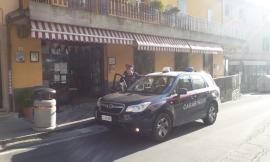 Rubano dalla cassa di un bar: nei guai un 26enne e una 35enne di Treia