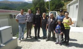L'Associazione Nazionale Carabinieri in Congedo consegna un assegno a un'azienda di Pieve Torina