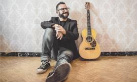 Francesco Pìu colora di soul blues e funk la piazza della Disfida del Bracciale di Treia