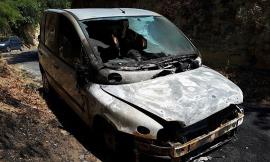 L'auto prende fuoco mentre tornano dal mare: miracolosamente in salvo una giovane mamma e i suoi due bambini