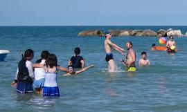 Civitanova, il Golden Beach invaso da cinesi festanti
