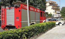 Si butta dal quarto piano ma rimane infilzata sul balcone del terzo: donna portata in elicottero a Torrette