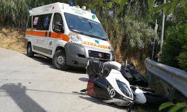 Padre e figlio in moto, scontro con un'auto a Macerata
