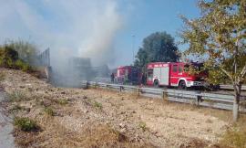 Macerata, camion a fuoco all'imbocco della Galleria delle Fonti