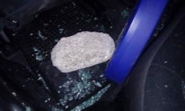 Macerata, vandali in via Merelli: auto presa a sassate, finestrini sfondati
