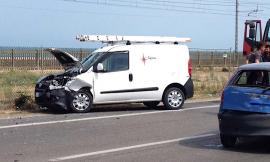 Civitanova, violento scontro sulla statale: due persone ferite