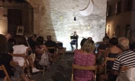 Luna, stelle, poesia e romanticismo nella piazzetta di Montelupone