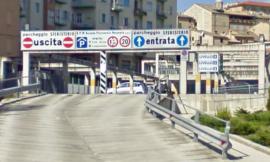 Cade nel park Sferisterio e si rompe una gamba. L'ambulanza non riesce ad entrare: parcheggio troppo basso