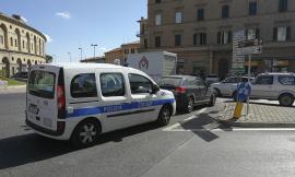 Macerata, investito da un furgone mentre attraversa in corso Cairoli: grave un anziano