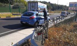 Macerata, perde il controllo della bici e finisce contro il guardrail: giovane in ospedale