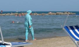 Civitanova, al mare col burqini: curiosità tra i bagnanti