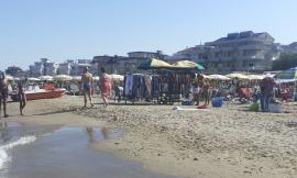 Civitanova, tornati i carretti degli abusivi in spiaggia