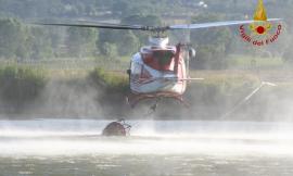 Serravalle di Chienti, incendio ancora in corso: interessata un'area di almeno 7 ettari di bosco