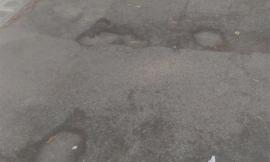 Macerata, strade e marciapiedi disastrati. Dopo l'ennesima caduta, appello dal web