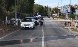 Macerata, resta con l'auto in mezzo al passaggio a livello: file chilometriche in via Roma