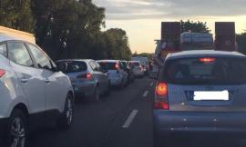 Tre auto si toccano, caos in superstrada: traffico in tilt tra Civitanova e Montecosaro