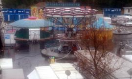 Tolentino, tragedia sfiorata al luna park: palo crolla e colpisce quattro ragazzi