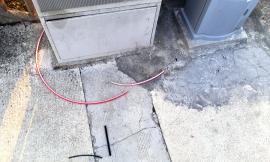 Montecosaro, tecnici telefonici lasciano rifiuti in Via Marche