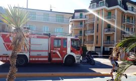 "La zia non risponde e mia sorella sta piangendo": i pompieri sfondano la porta ma la donna stava dormendo