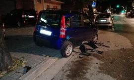 Tolentino, auto pirata finisce contro una macchina e contro i cassonetti in viale Buozzi
