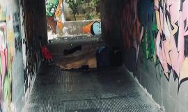 Fontescodella, degrado e sporcizia nei sottopassi maceratesi: è emergenza povertà