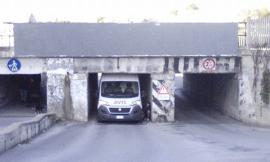 Civitanova, ancora un furgone incastrato nel sottopasso della Castellara