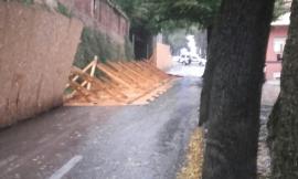 Maltempo, Tolentino: crolla una struttura di sostegno in via delle Cartiere