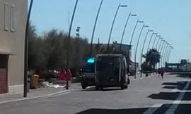 Porto Recanati, incidente per il titolare di uno stabilimento balneare: cade da una scala e batte violentemente la testa