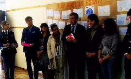 L'iniziativa della Polizia "Il Mio Diario" regala un'agenda in braille a una bambina non vedente - VIDEO