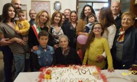 Civitanova, nonna Giovanna compie 101 anni: gli auguri dell'assessore Gabellieri